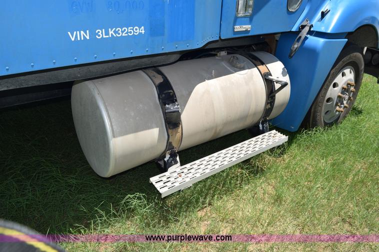 image for item K6149 2003 Freightliner Columbia semi truck