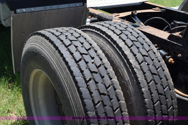 image for item K6149 2003 Freightliner Columbia semi truck