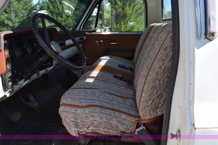 image for item K6171 1987 GMC 6000 flatbed truck