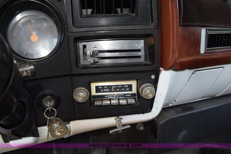 image for item K6171 1987 GMC 6000 flatbed truck