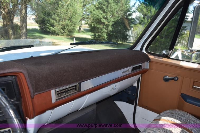 image for item K6171 1987 GMC 6000 flatbed truck