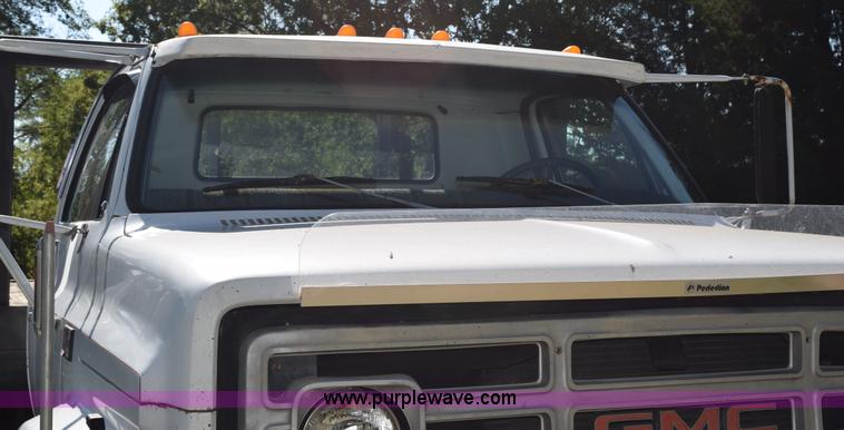 image for item K6171 1987 GMC 6000 flatbed truck