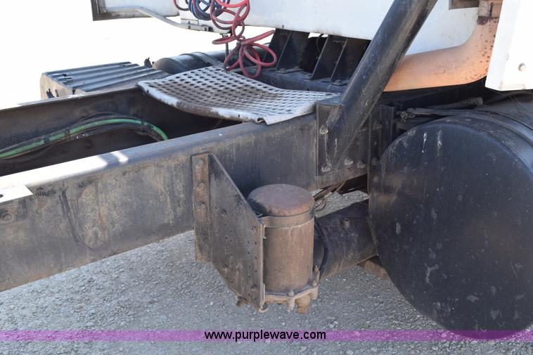 image for item K6178 1998 International 8100 semi truck