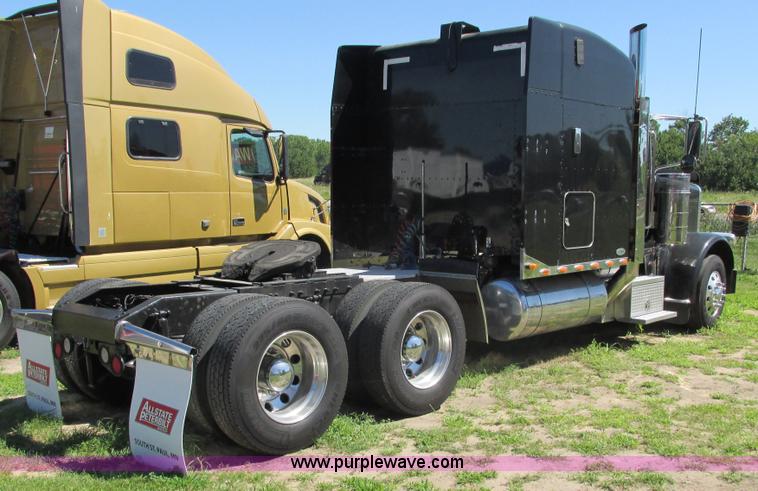 image for item K6511 2008 Peterbilt 388 semi truck