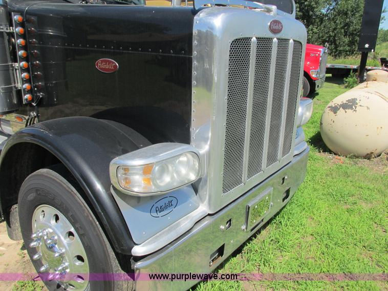 image for item K6511 2008 Peterbilt 388 semi truck