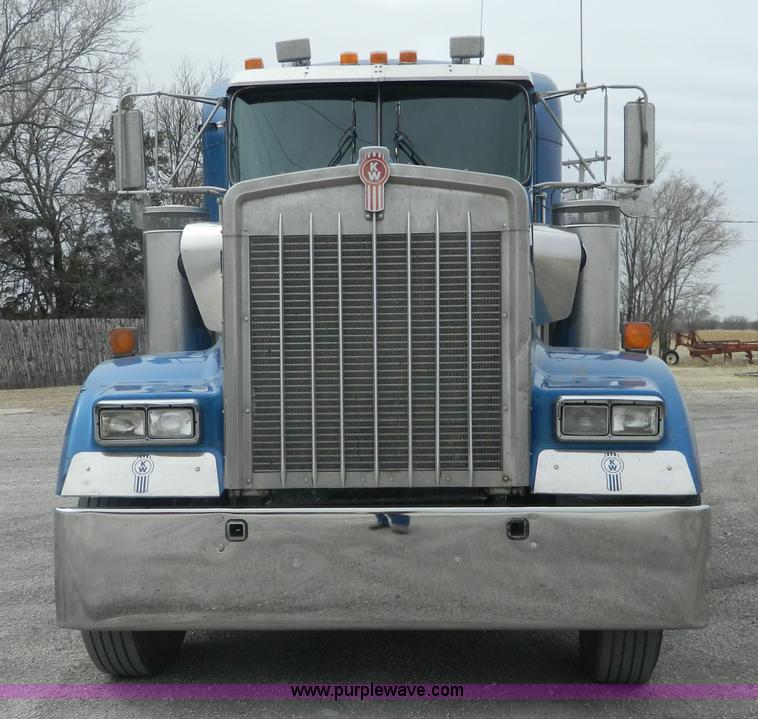 image for item K8014 2000 Kenworth W900L semi truck