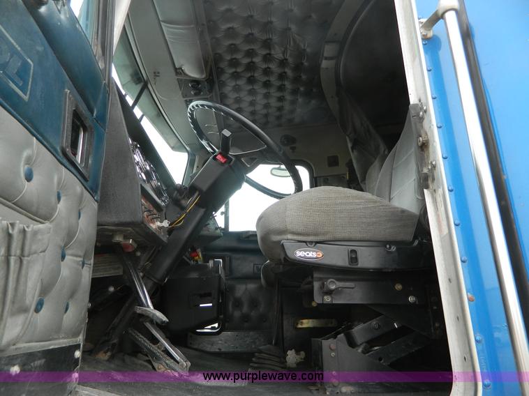 image for item K8014 2000 Kenworth W900L semi truck