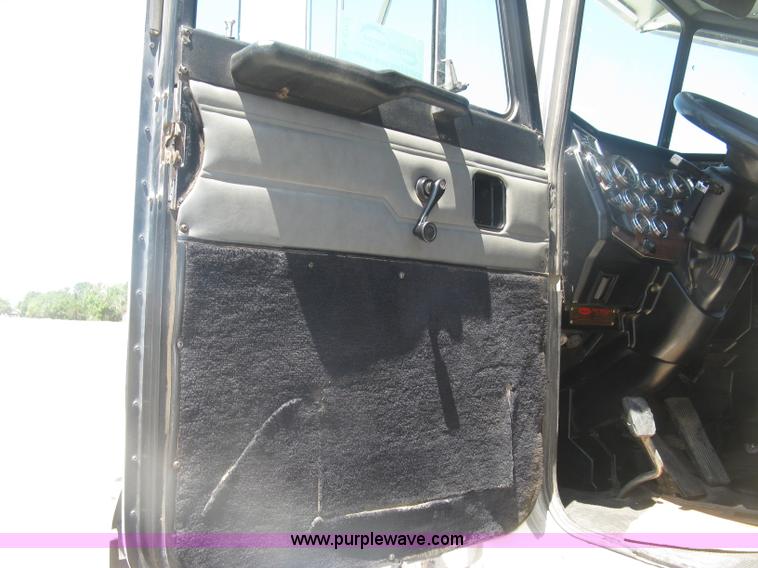 image for item K8701 1999 Peterbilt 379