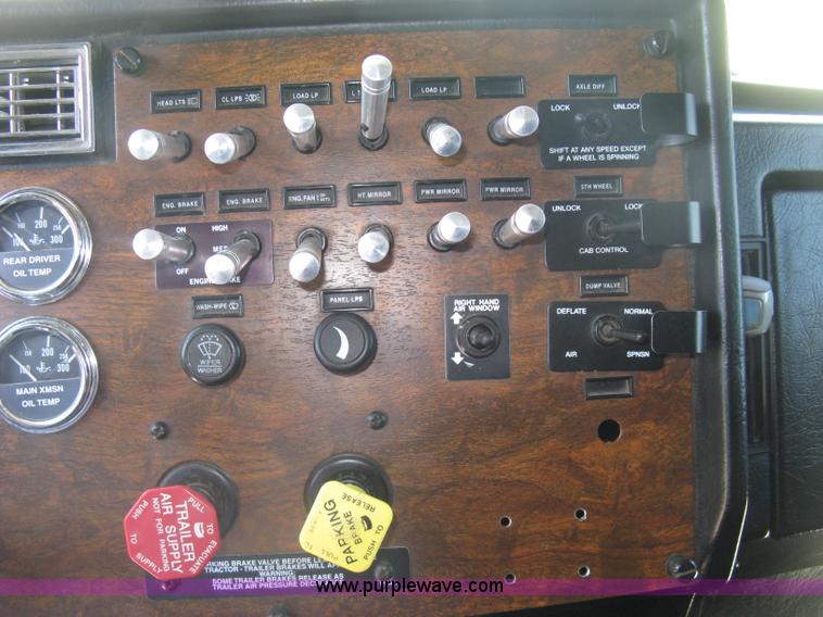 image for item K8701 1999 Peterbilt 379