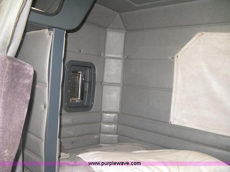 image for item K8701 1999 Peterbilt 379