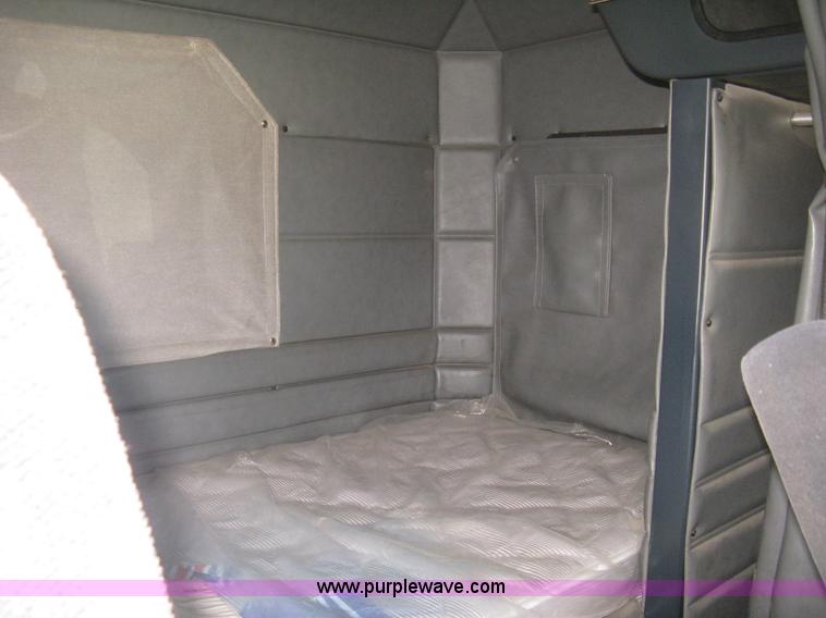 image for item K8701 1999 Peterbilt 379