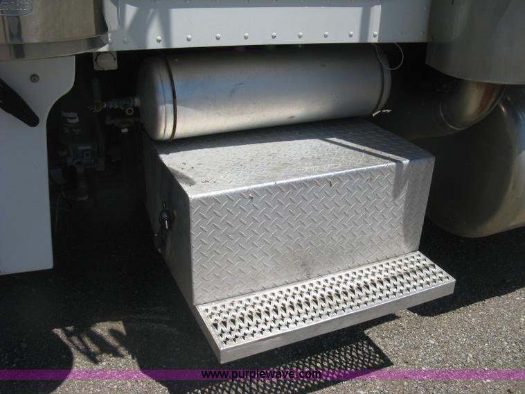 image for item K8701 1999 Peterbilt 379