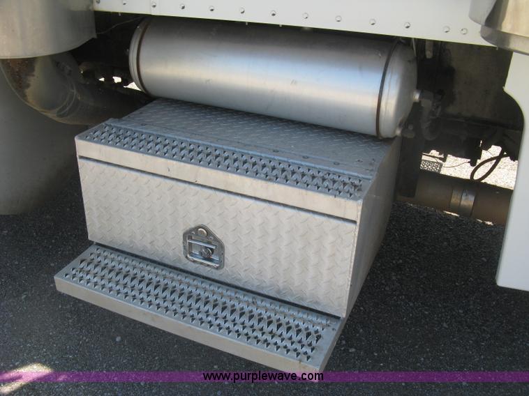 image for item K8701 1999 Peterbilt 379