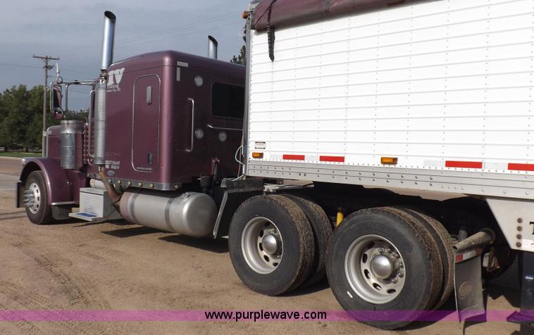 image for item J6900 2008 Peterbilt 389 semi truck