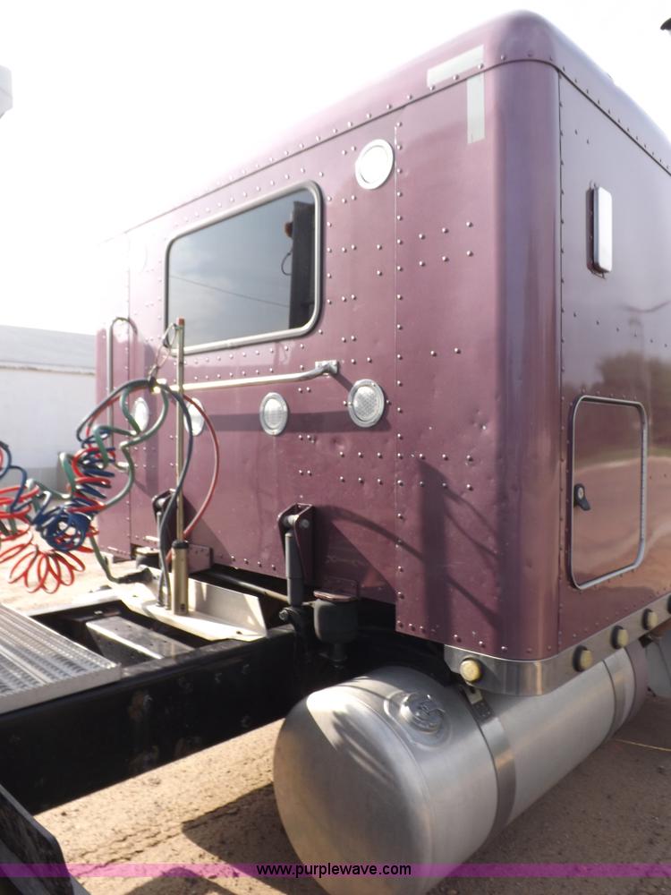 image for item J6900 2008 Peterbilt 389 semi truck