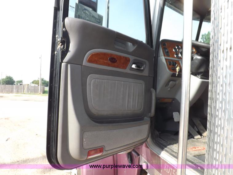 image for item J6900 2008 Peterbilt 389 semi truck