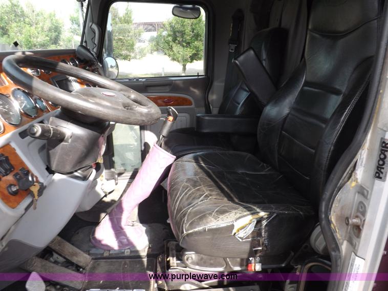 image for item J6900 2008 Peterbilt 389 semi truck