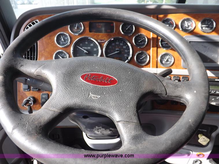 image for item J6900 2008 Peterbilt 389 semi truck