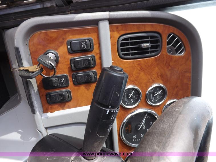 image for item J6900 2008 Peterbilt 389 semi truck