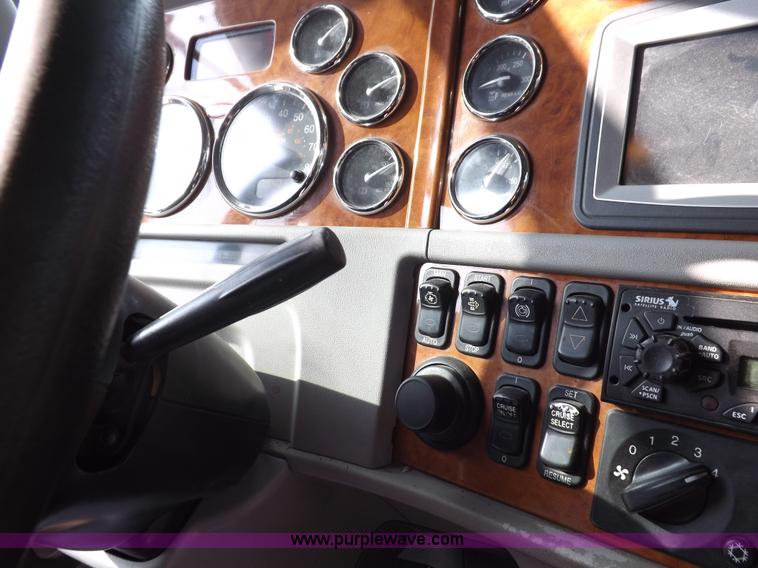 image for item J6900 2008 Peterbilt 389 semi truck