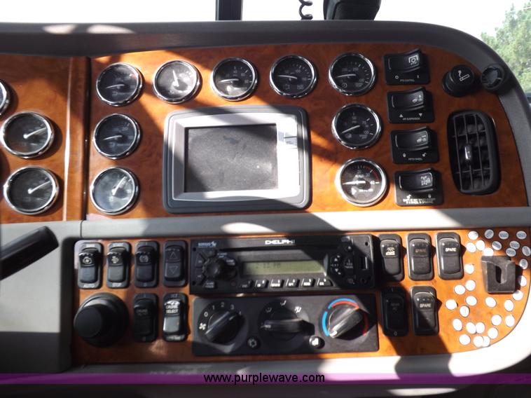 image for item J6900 2008 Peterbilt 389 semi truck