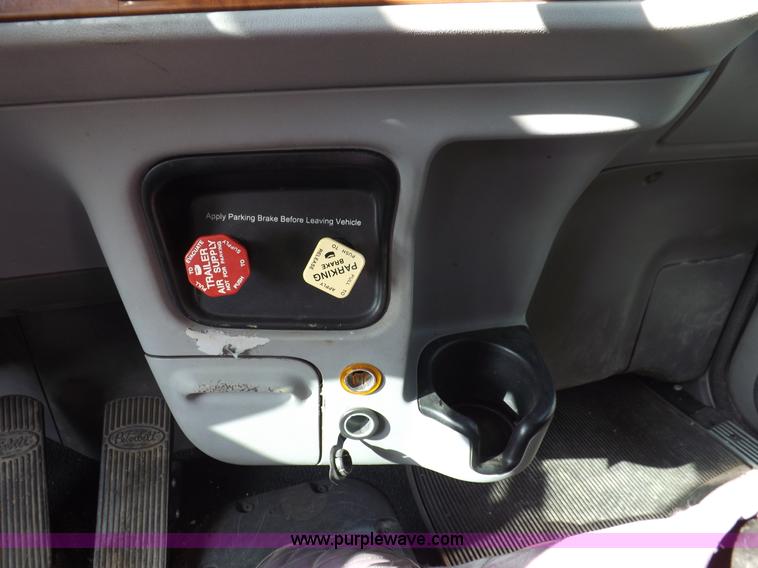 image for item J6900 2008 Peterbilt 389 semi truck