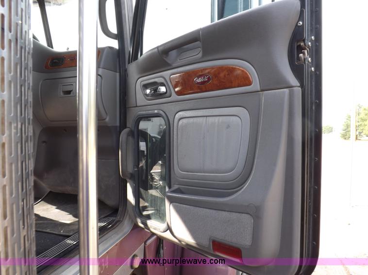 image for item J6900 2008 Peterbilt 389 semi truck