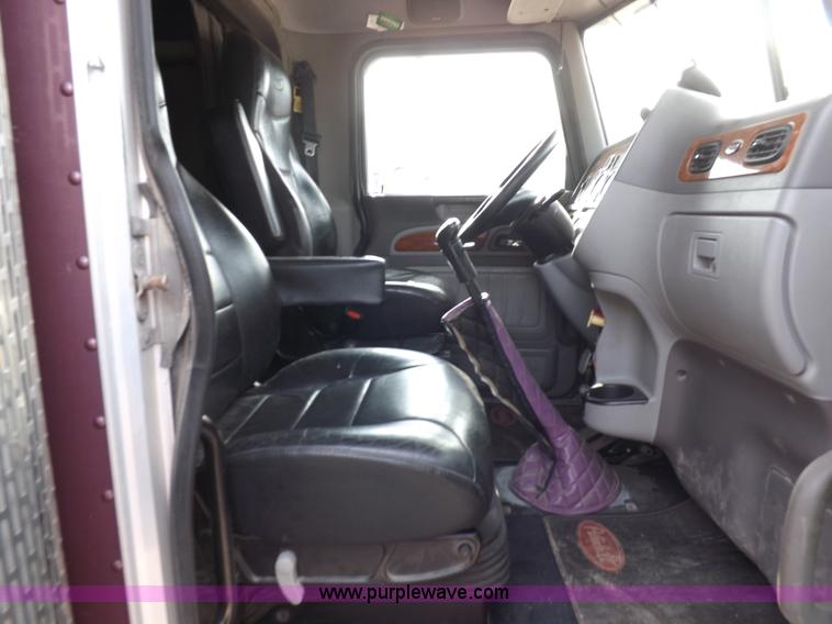 image for item J6900 2008 Peterbilt 389 semi truck