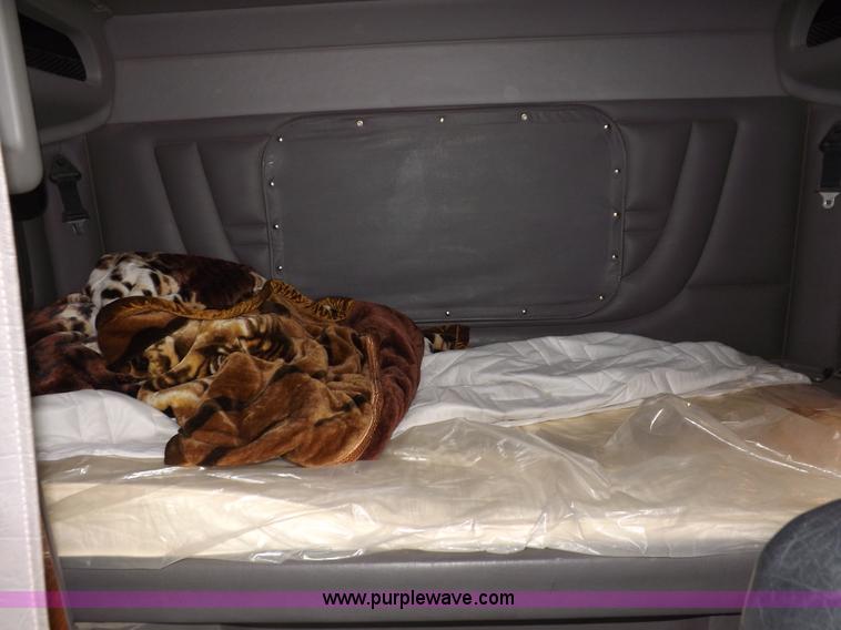 image for item J6900 2008 Peterbilt 389 semi truck