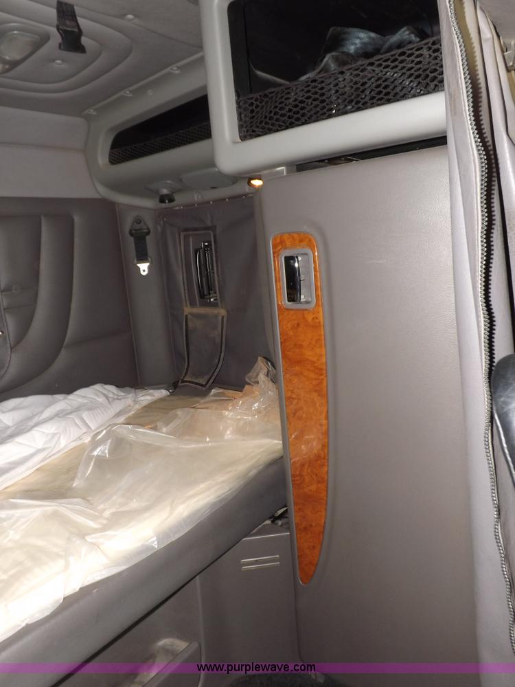 image for item J6900 2008 Peterbilt 389 semi truck