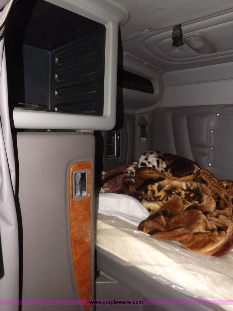 image for item J6900 2008 Peterbilt 389 semi truck