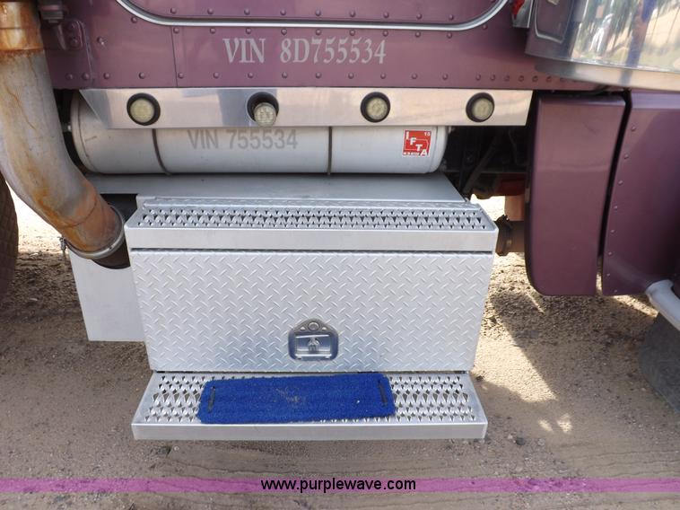 image for item J6900 2008 Peterbilt 389 semi truck