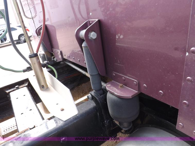 image for item J6900 2008 Peterbilt 389 semi truck