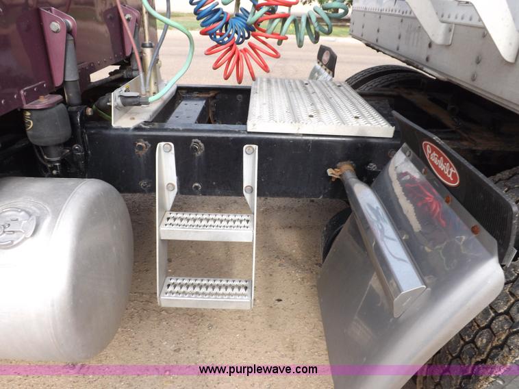 image for item J6900 2008 Peterbilt 389 semi truck