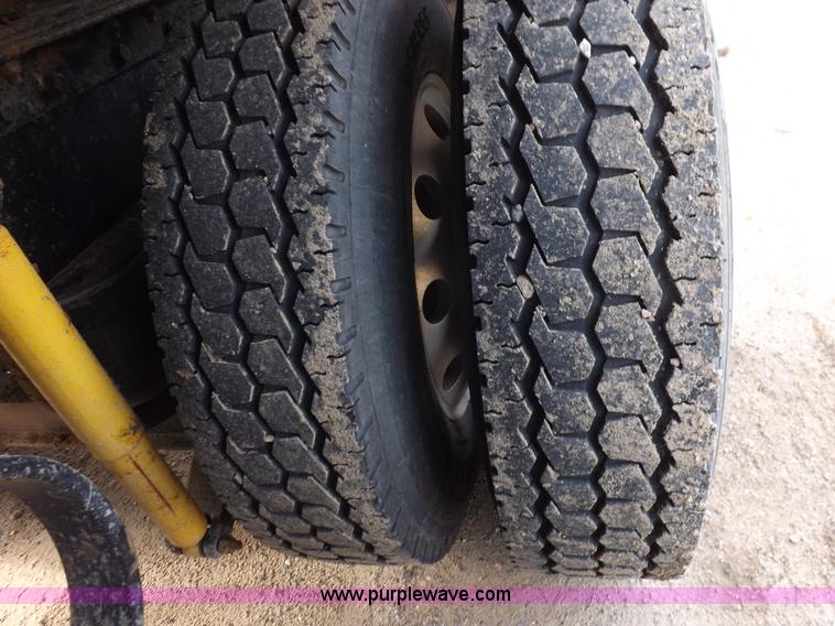 image for item J6900 2008 Peterbilt 389 semi truck