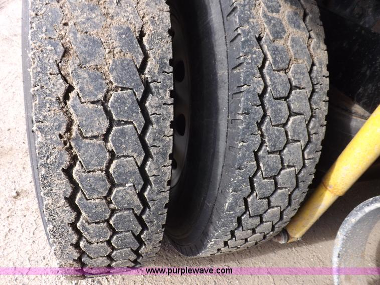 image for item J6900 2008 Peterbilt 389 semi truck