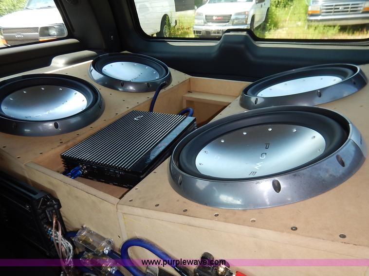 image for item K1566 2001 Chevrolet Tahoe LT SUV