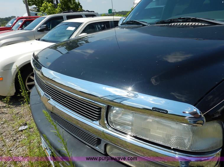 image for item K1566 2001 Chevrolet Tahoe LT SUV