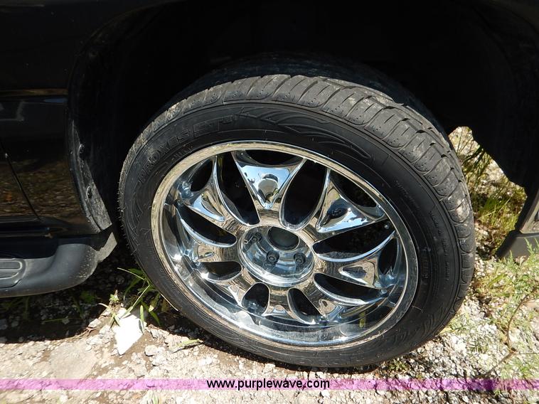 image for item K1566 2001 Chevrolet Tahoe LT SUV