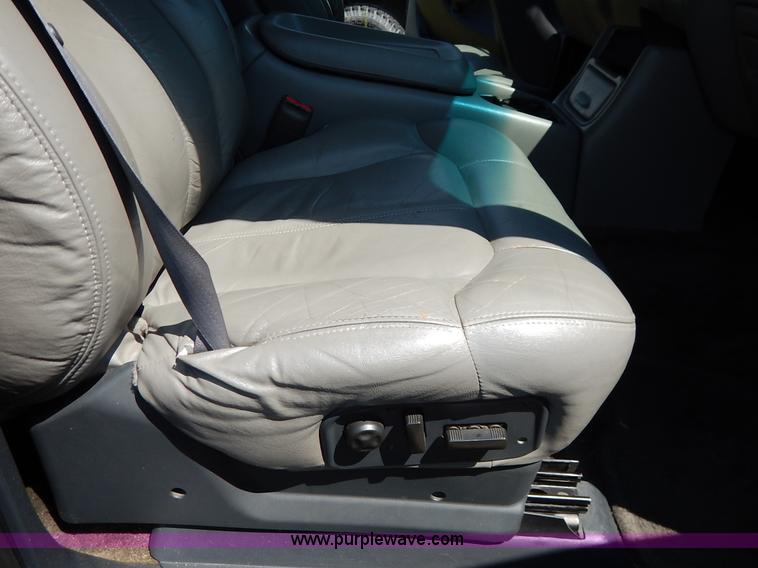 image for item K1566 2001 Chevrolet Tahoe LT SUV