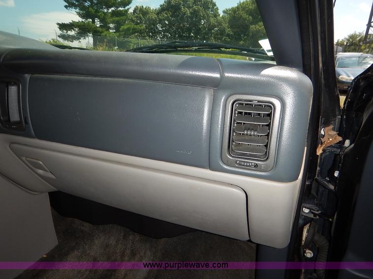 image for item K1566 2001 Chevrolet Tahoe LT SUV