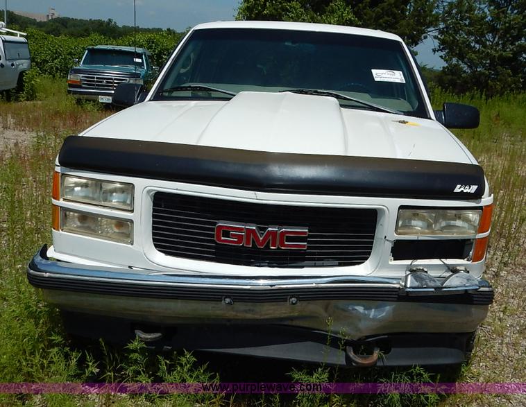 image for item K1567 1998 GMC Suburban 1500 SUV