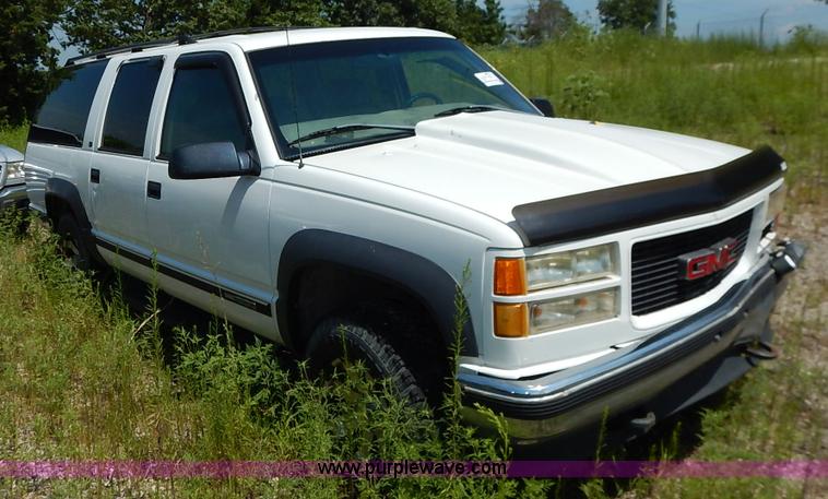 image for item K1567 1998 GMC Suburban 1500 SUV