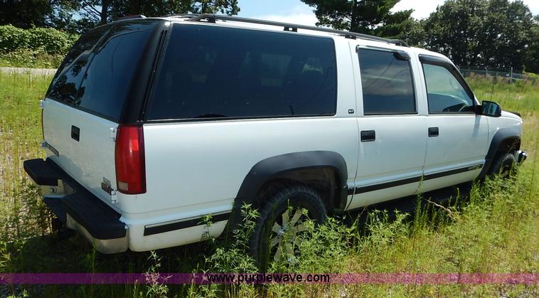 image for item K1567 1998 GMC Suburban 1500 SUV