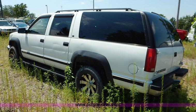 image for item K1567 1998 GMC Suburban 1500 SUV