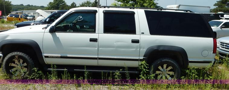 image for item K1567 1998 GMC Suburban 1500 SUV