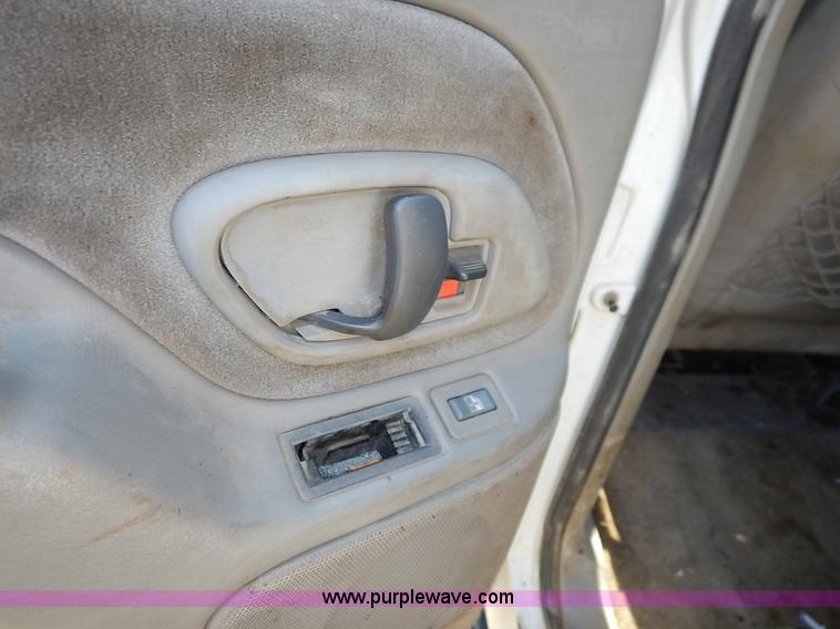 image for item K1567 1998 GMC Suburban 1500 SUV