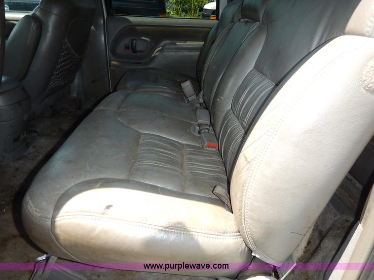 image for item K1567 1998 GMC Suburban 1500 SUV