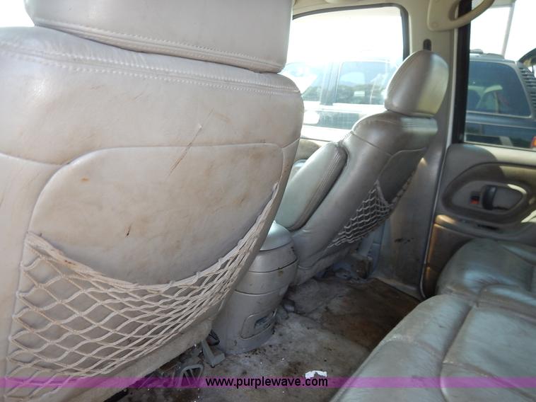 image for item K1567 1998 GMC Suburban 1500 SUV