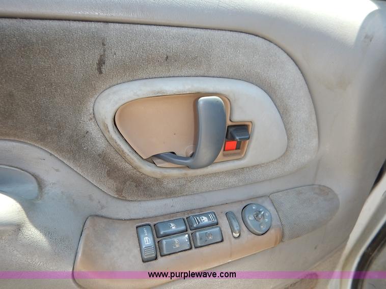 image for item K1567 1998 GMC Suburban 1500 SUV